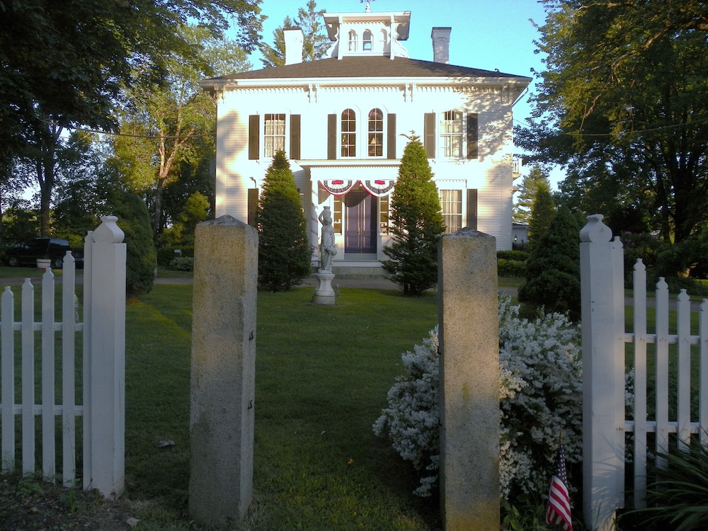 Homeport Inn and Tavern