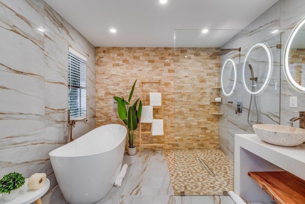 Fox Garden Luxury Boho Near Downtown & Beach 4 Bedroom Home
