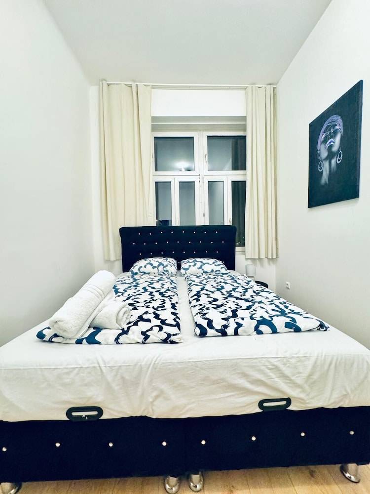 Elegant Five Bedroom Residence Alterlaa