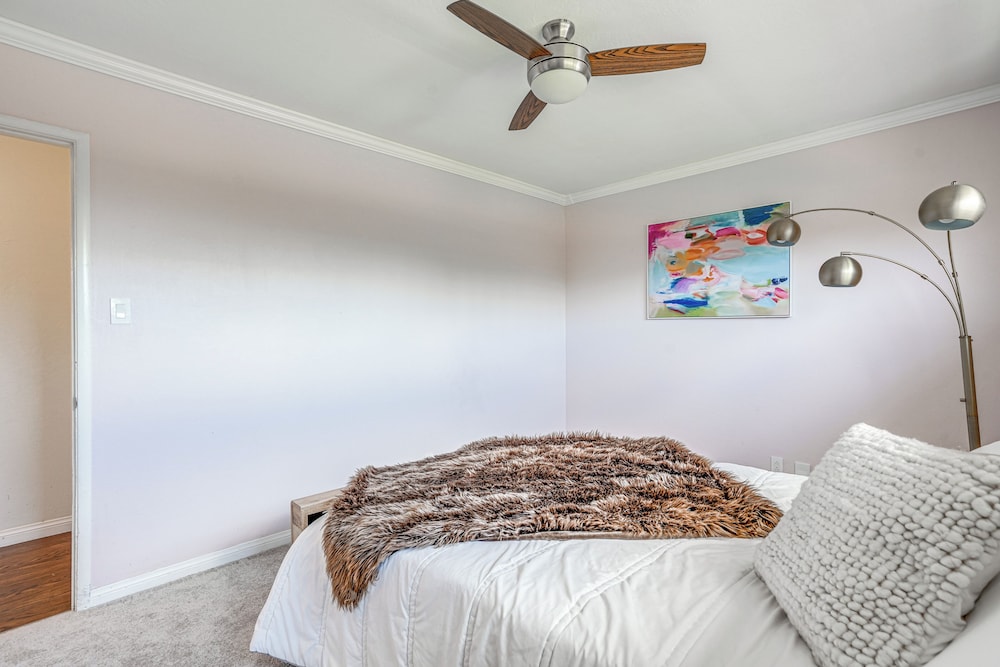 Private Zen Garden + Fireplace: Chic Hayward Oasis