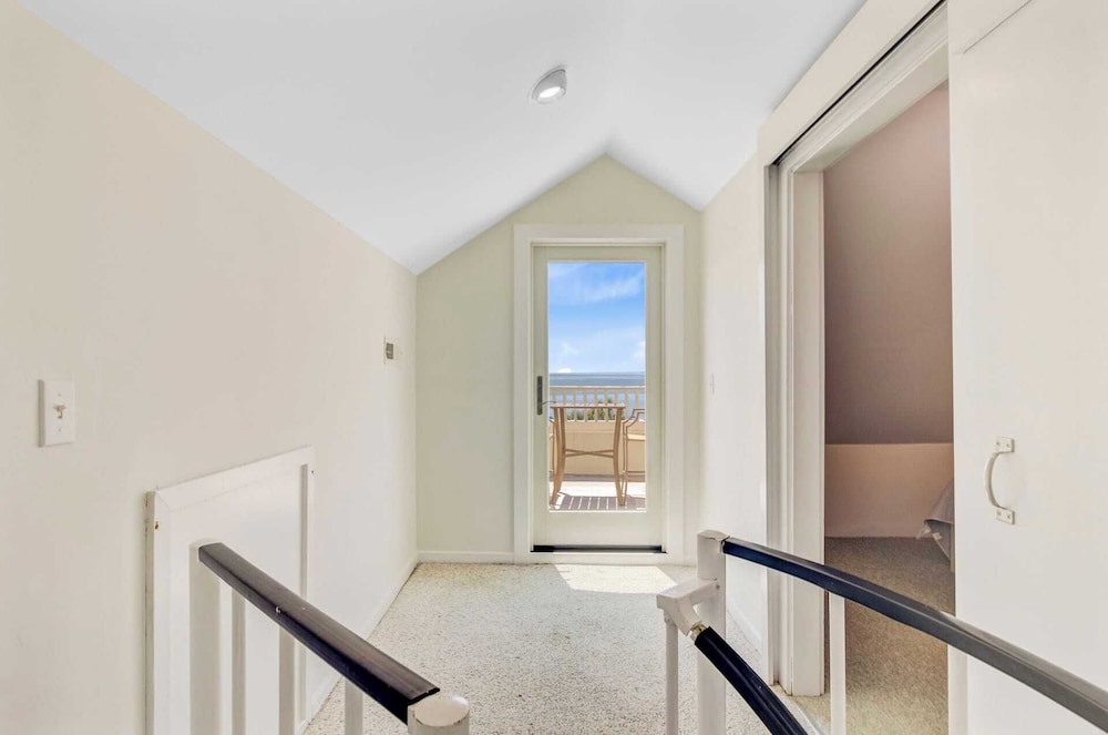 Oceanview Condo + Pool, Balcony & Beach Access 304 D Port O Call by Avantstay