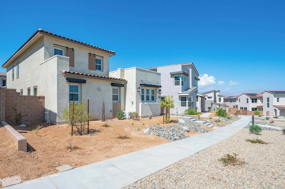 Stylish 3BR Oasis in Palm Desert Near El Paseo Zoo