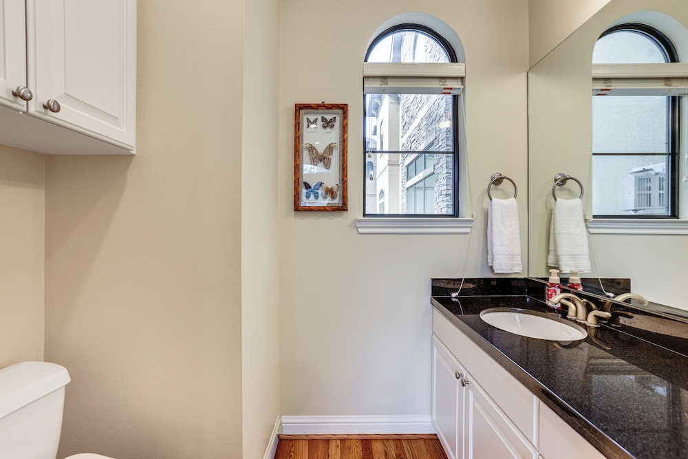 Walk to Shops & Eats: Family Retreat in Houston