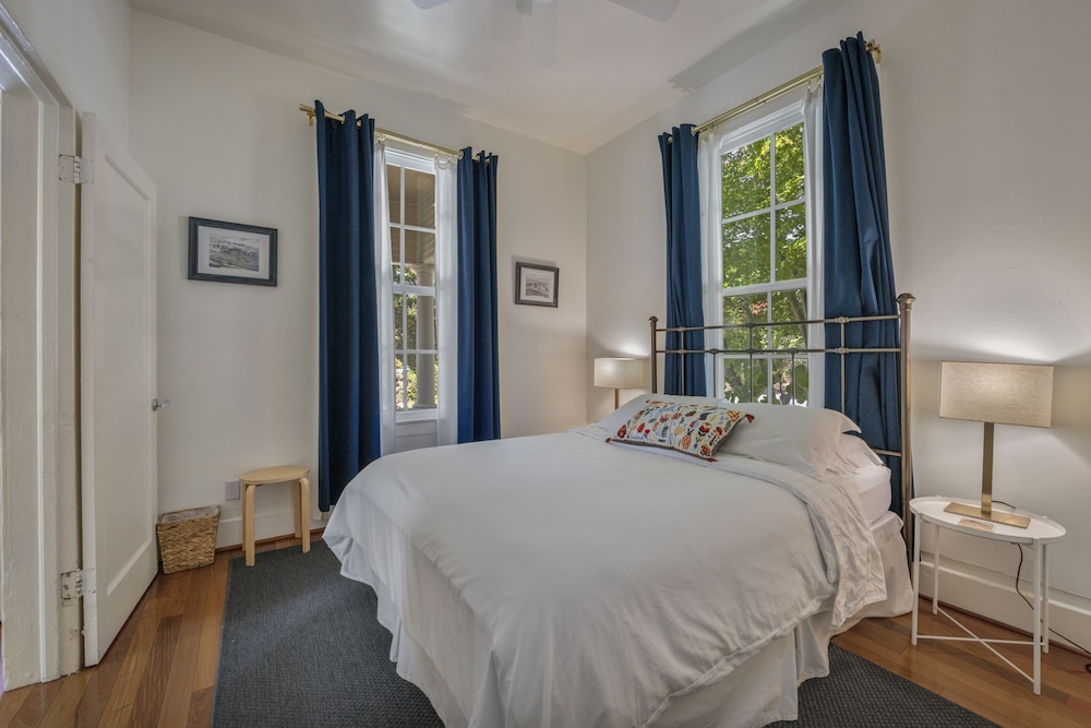 446orch 2 Bedroom Home by RedAwning view 3