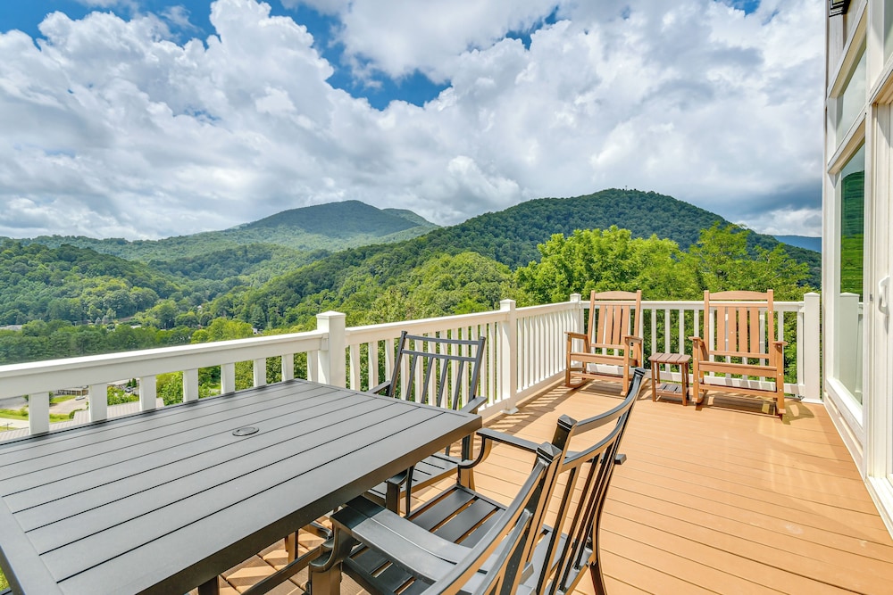 Hike & Ski: Mtn-view Retreat in Maggie Valley!