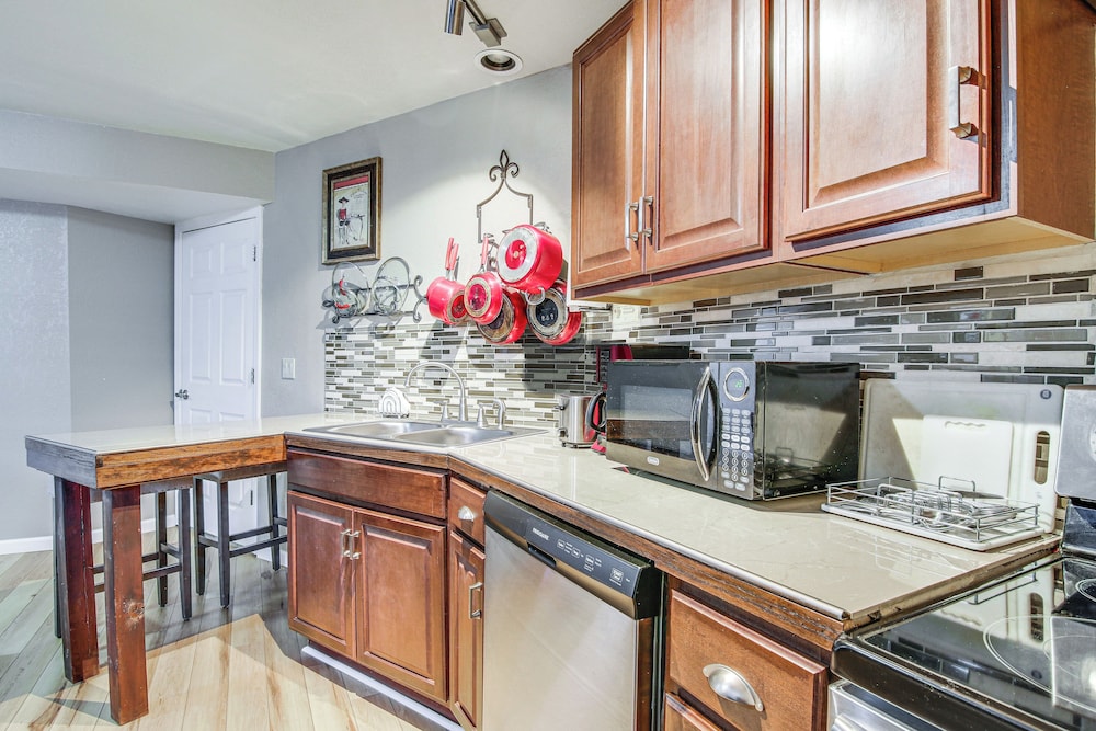 Private Hot Tub, 4 Mi to Usafa: Cozy Apartment!