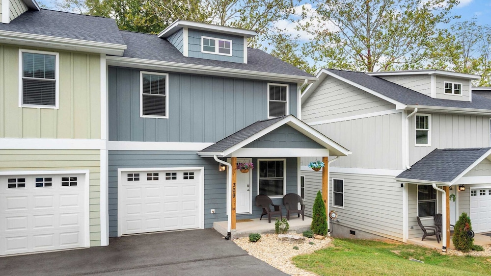 10 Townhomes, Sleeps 89 6 Mins to DT Asheville Sycamore Cove by Avantstay