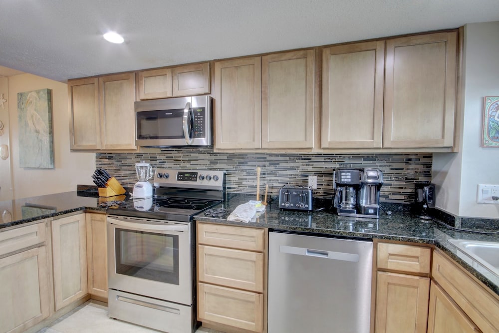 113 El Matador 1 Bedroom Condo by RedAwning view 4