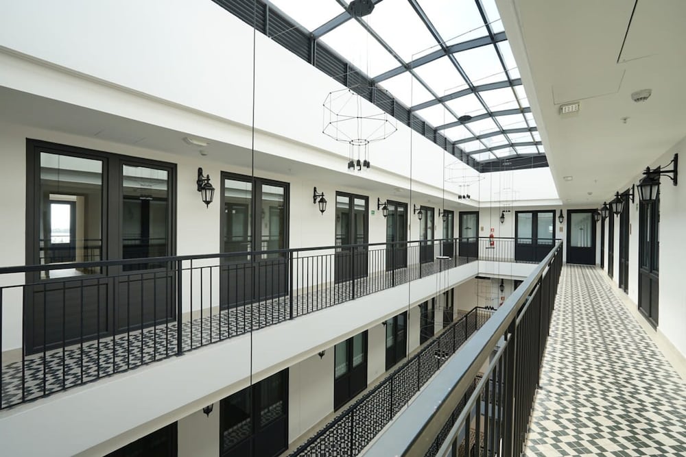 w Grandiose 1BR w Balcony in Casco Viejo