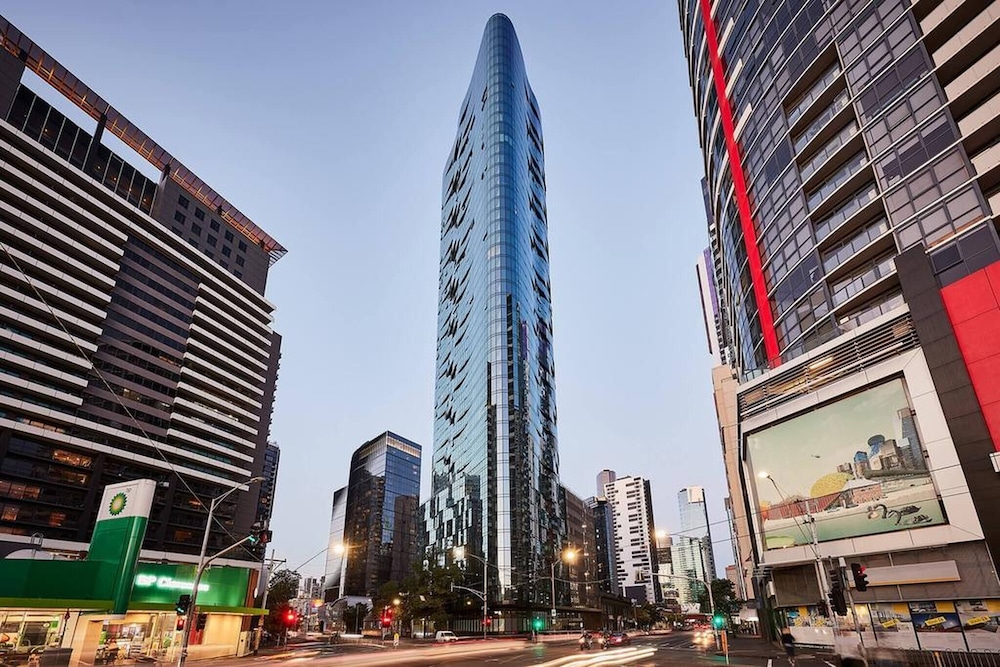 Southbank 2BR High City Views Enjoy Wine, Gym, Pool, Wifi