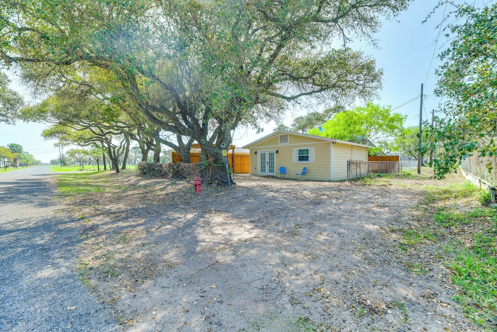 Walk to Pier & Dining: Central Rockport Cottage