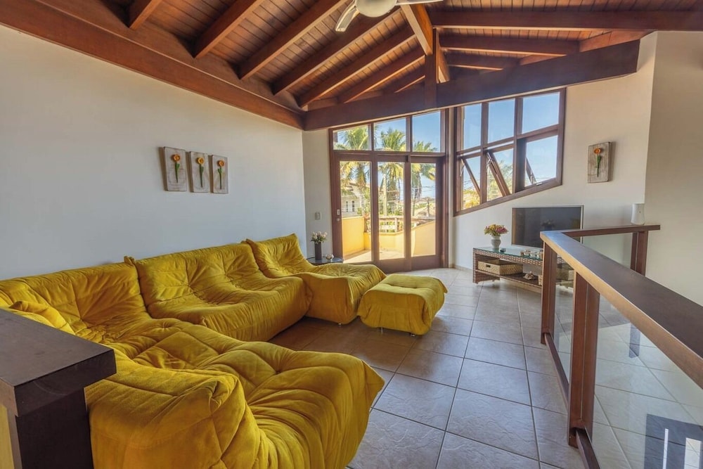 Casa com rea Gourmet e Quintal a 200 m da Praia