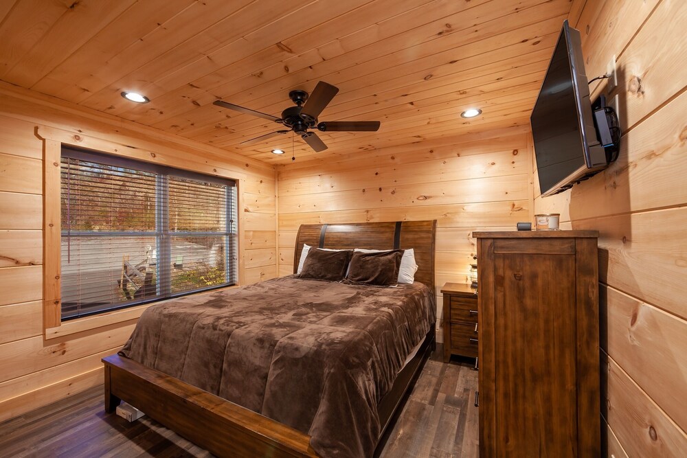 Luxury Good Vibes Cabin With Tub by RedAwning view 2