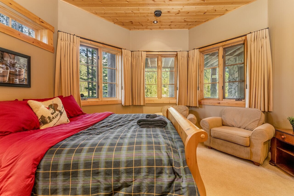 Luxury Log Chalet | Pool + Private HotTub | Ski In/Out | Overlooking Greywolf GC - Image 4