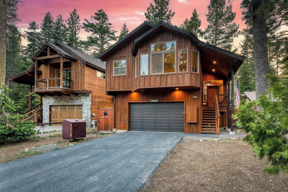 Washoe Chalet by Avantstay Game Room, Hot Tub, Putting Green & Fire Pit