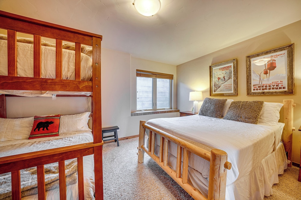 6 Mi to Winter Park Resort: Townhome w/ Hot Tub!