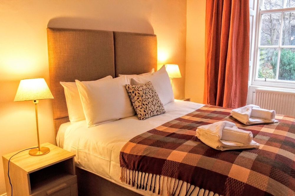 Traditional Georgian Flat in New Town, Sleeps 5-6