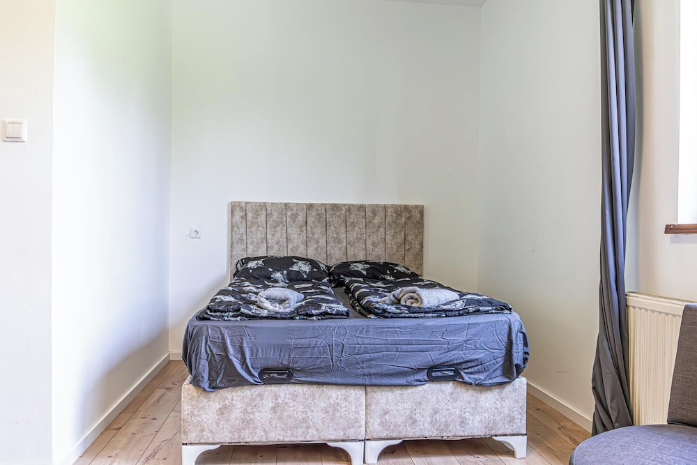 Cozy House Terrace &Garden Sleeps 34