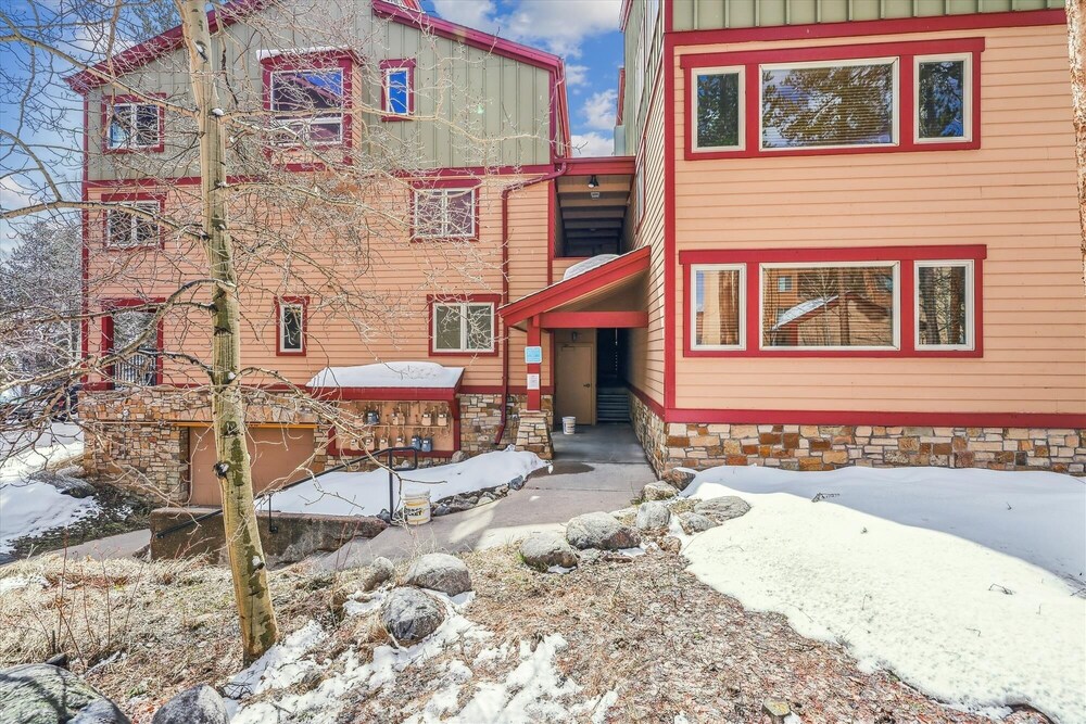 Snodallion 25 - Walk to Slopes/Walk to Town by RedAwning