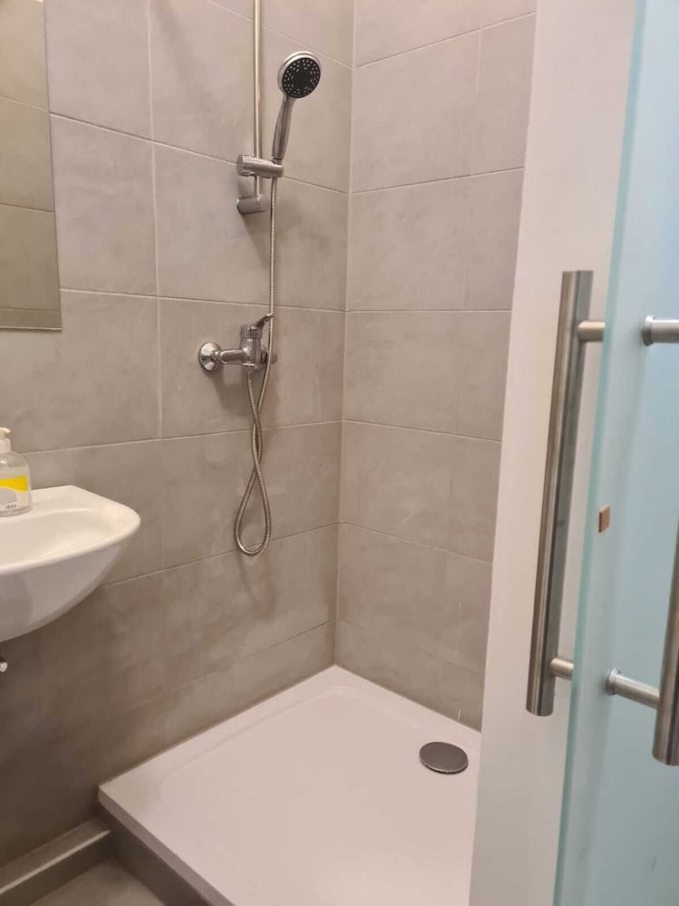Modern 2BR Apt Near Wiener Stadthalle