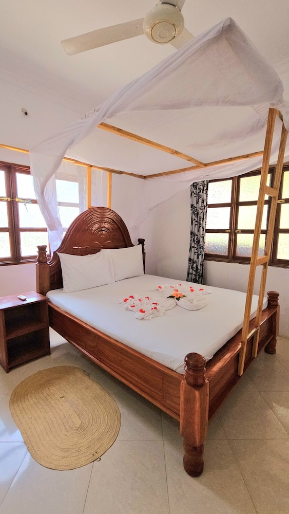 Tuna Nungwi Beach Bungalow