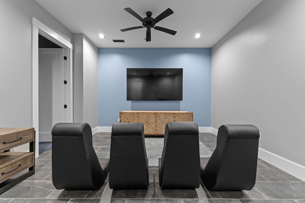 Blue Heron by Avantstay Lakefront Dock Pool Theater Sleeps 22