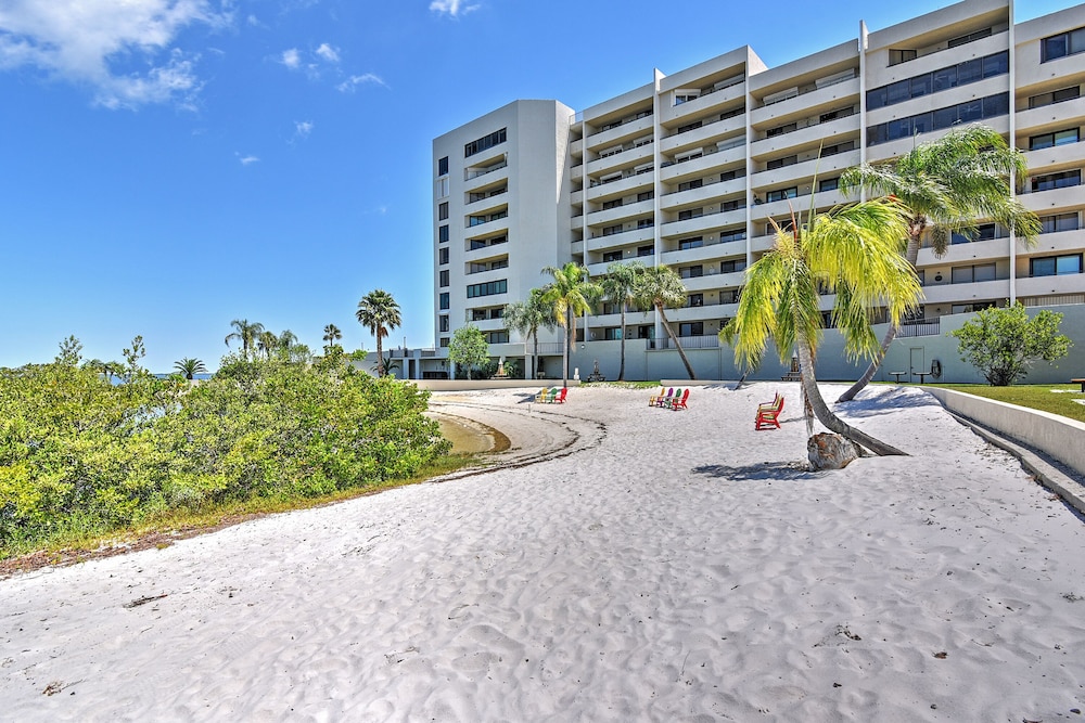 Gulf-view Condo w/ Beach Access & Patio in Hudson