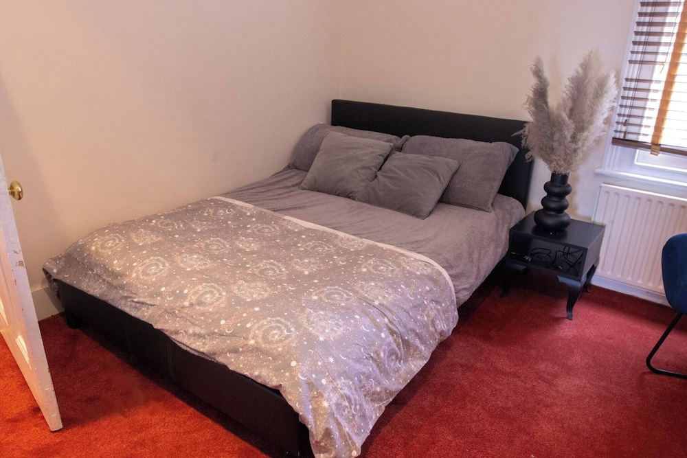 Cozy Fulham Retreat With Private Entrance & Hot Tub