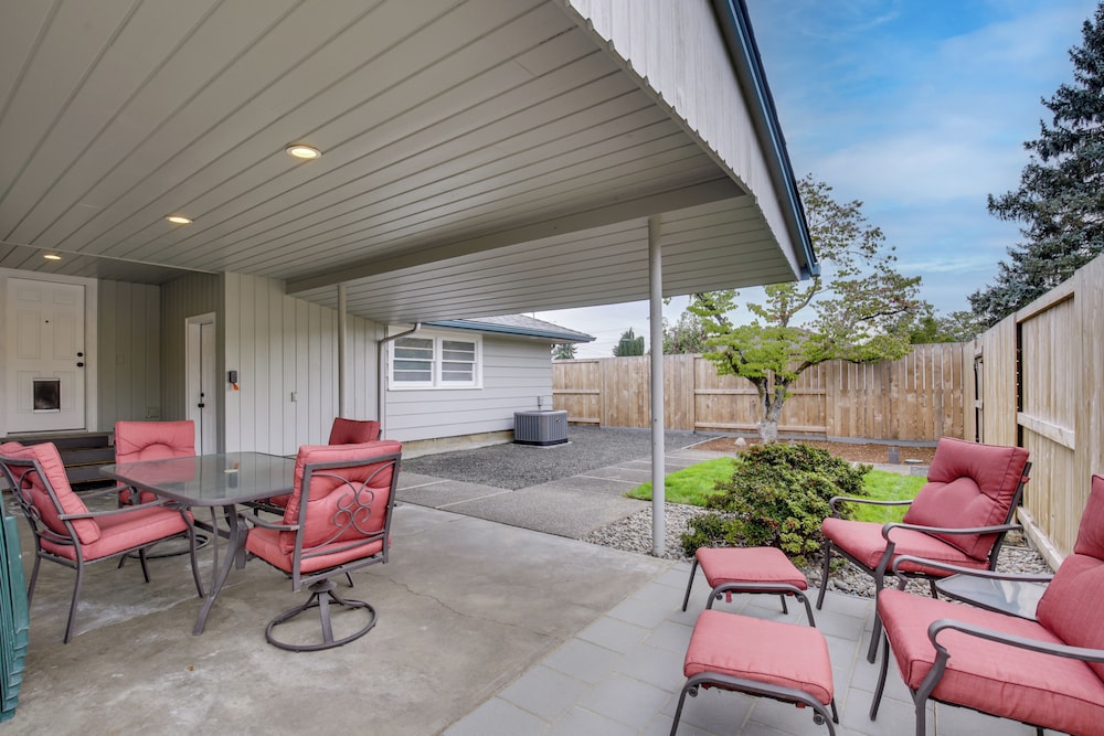 Willamette Valley Family Home w/ Fenced Yard