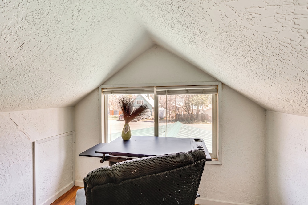 < 1 Mi to Lake Almanor: Home w/ Furnished Decks!