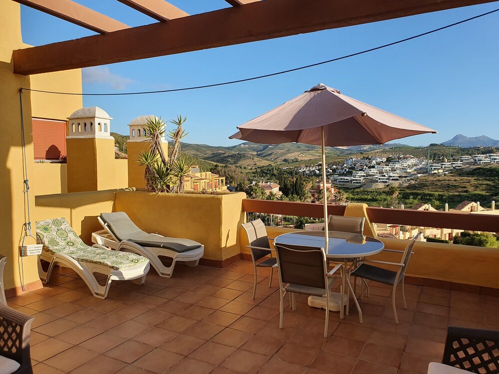 3 Bed Penthouse - Sleeps 8 - Pool - Sea View