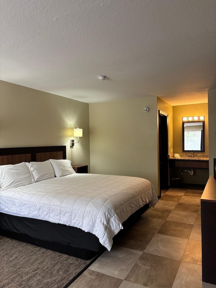 Twin Lakes Inn and RV