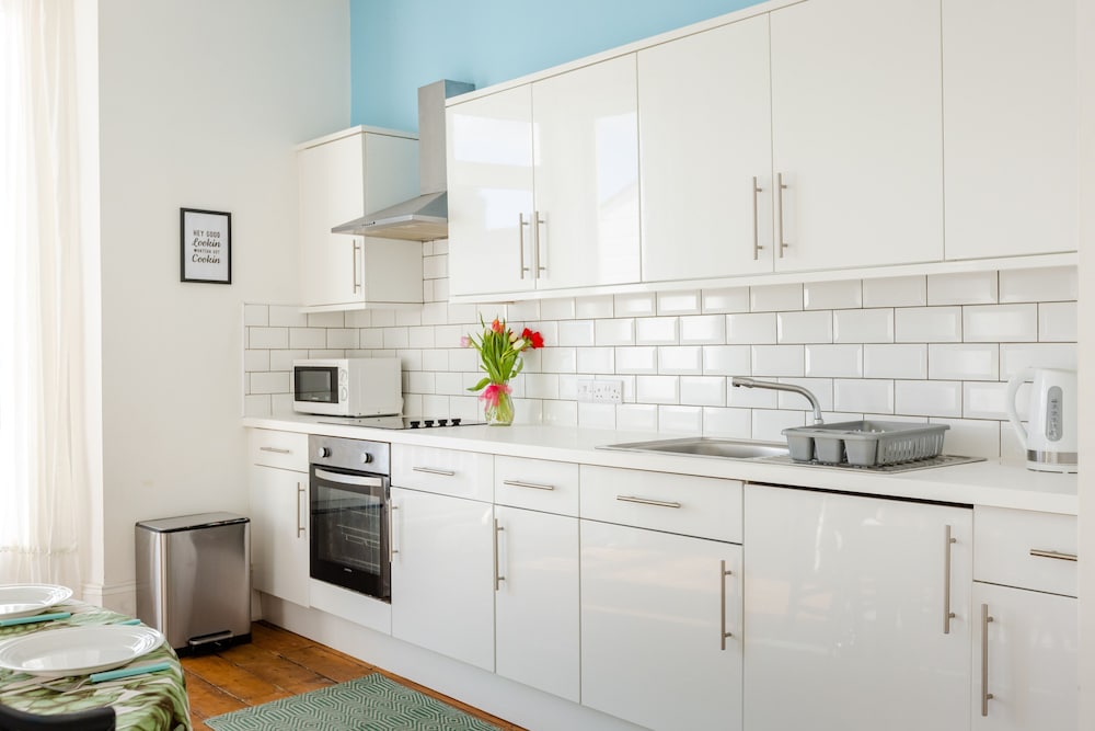 5-bed House With Distant sea Views in Plymouth view 4