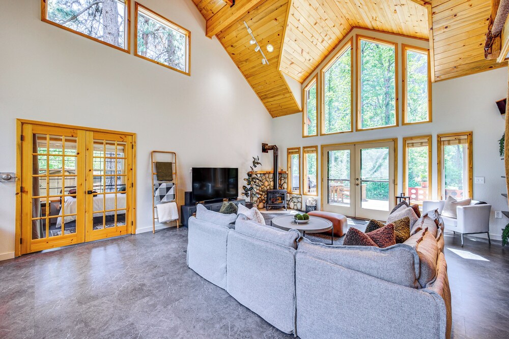Luxury Cabin on Naches River, Near Mount Rainier!