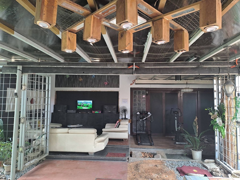 Tribal Bliss Private Resort in Lipa Batangas, a Privat Guest Room With Pool