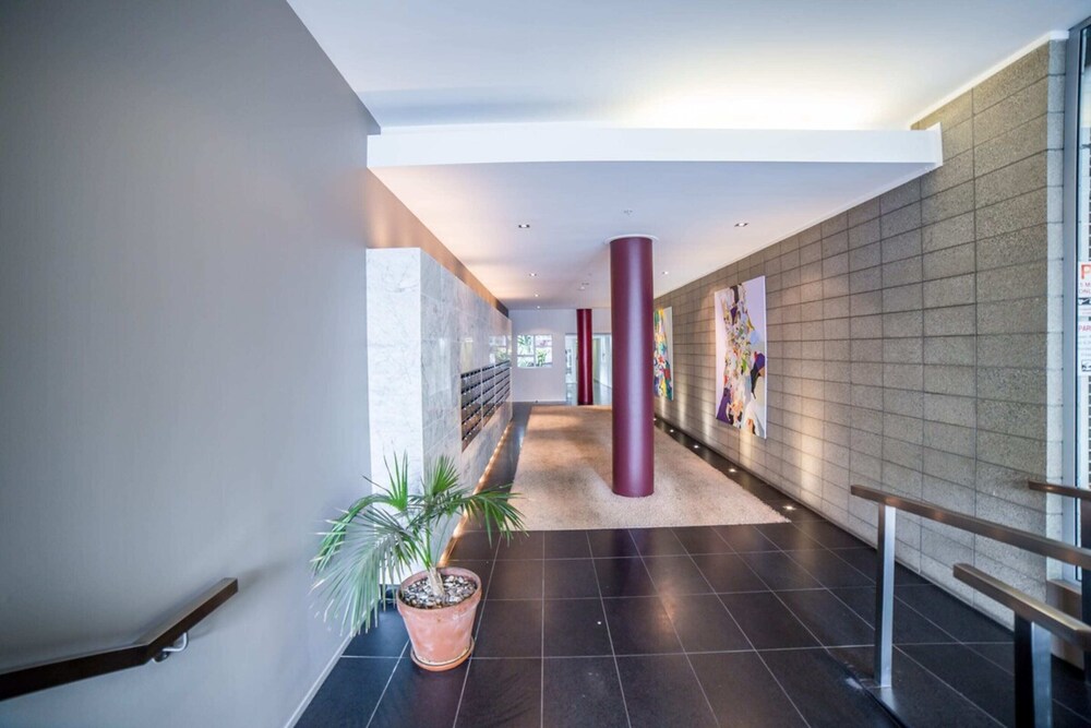 Modern 2 Bedroom Apartment in Auckland CBD With Parking view 2
