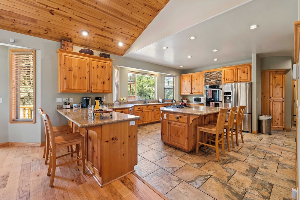 Sleeps 27 2 Homes Near the Lake, Hot Tub + Views Castle Glen Estates