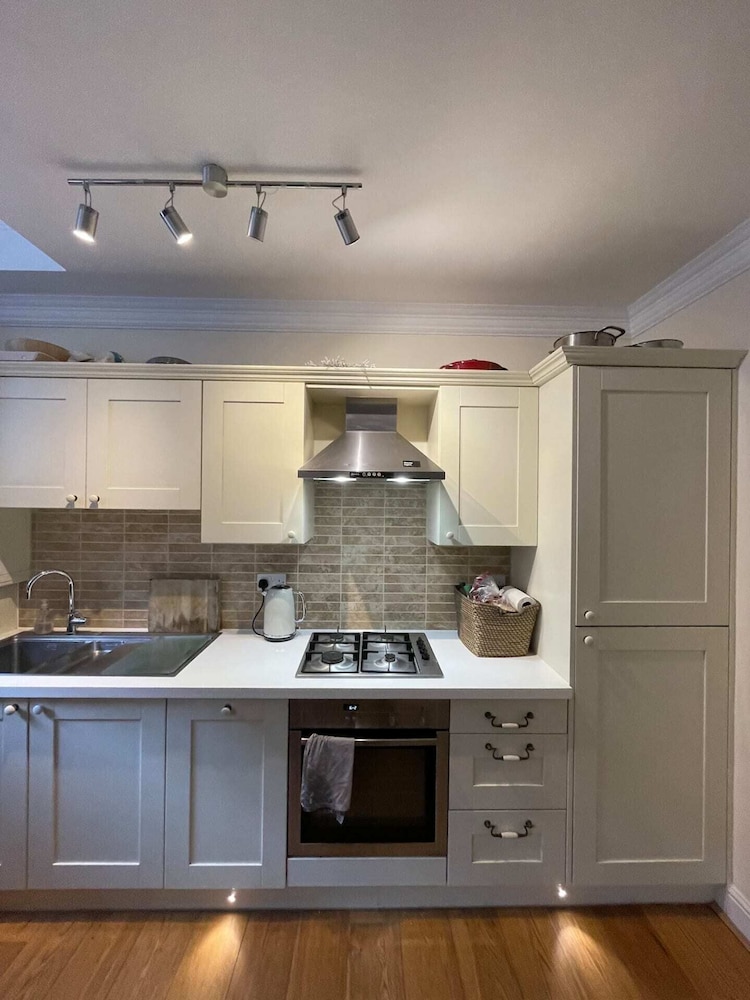 Chic Victorian Flat in Private Estate - Mile End!