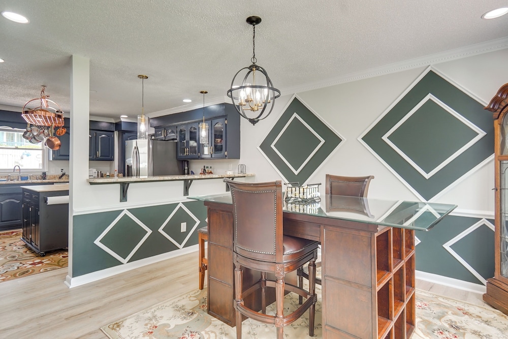 Pool & Game Room: Family Retreat in Fayetteville