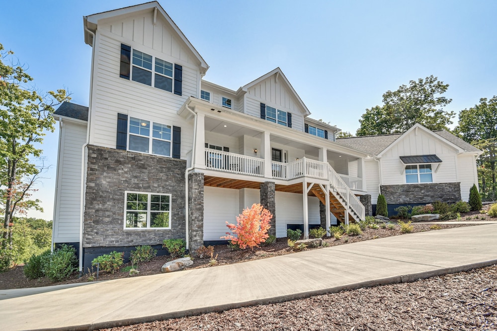 Luxe Black Mountain Manor on 15 Acres!