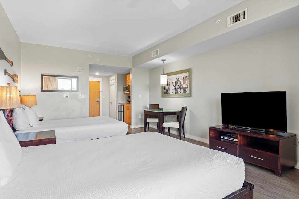 Serene Studio at Sandestin Pool, Hot Tub, Beach Shuttle, Walk to Baytowne