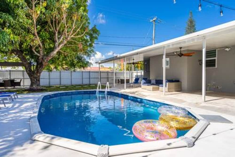 600 SW 31st Ave Pool Patio 4 Queen Beds Sleep 8 Parking