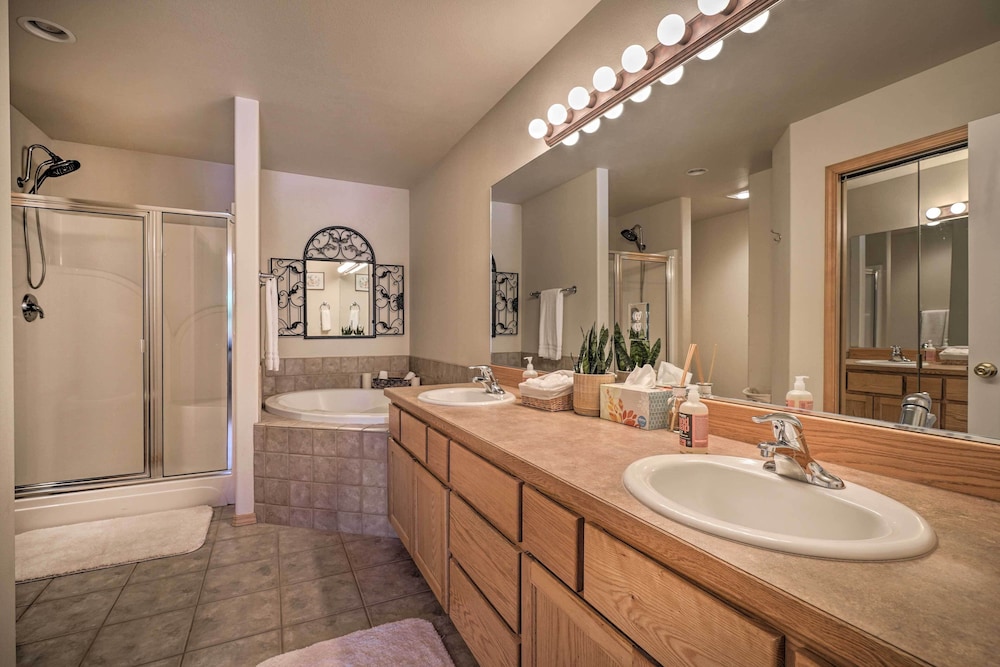 Pet-friendly Townhome w/ Hot Tub in Redmond! view 5