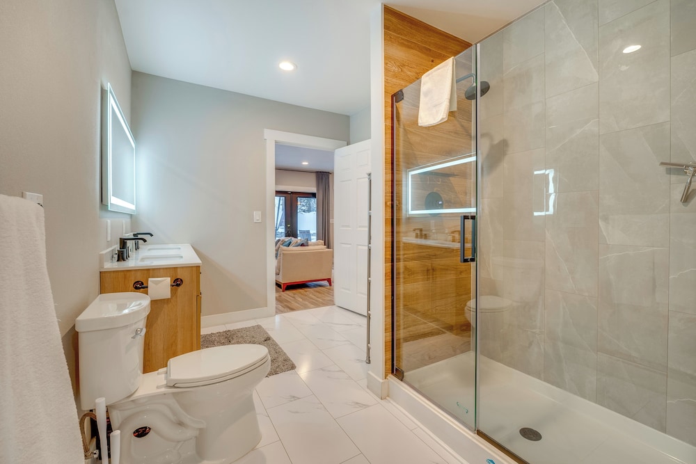 2 Blocks to Downton Chelan: Home w/ Hot Tub!
