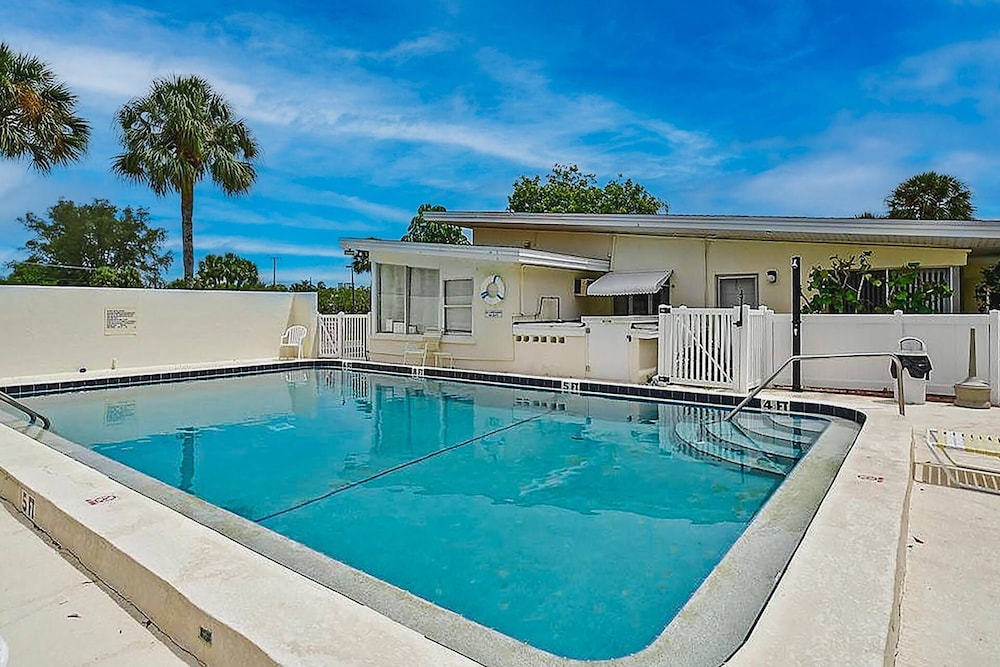 Pelican Gardens Studio 3 on Lido Key - Property Image 11