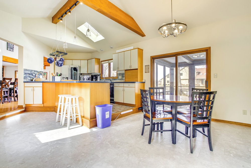 Lake Winnebago Family Retreat: Dock & Deck!