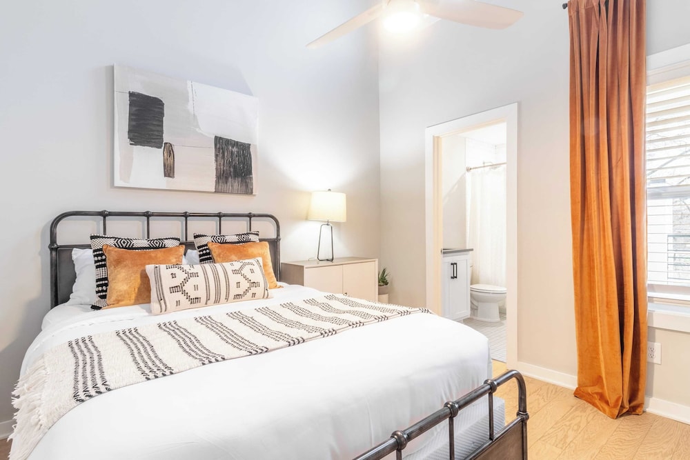 Monty by Avantstay 4bdr 4ba, Balcony w/ Outdoor Seating, 5mins to DT