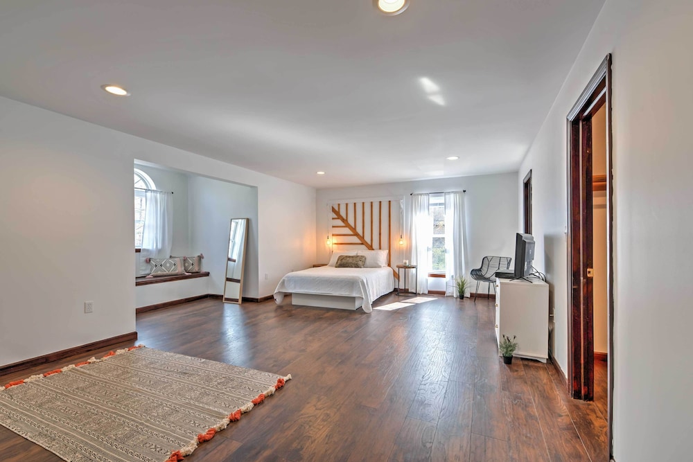 Tannersville House: Bar & Deck, 2 Mi to Ski Resort view 3