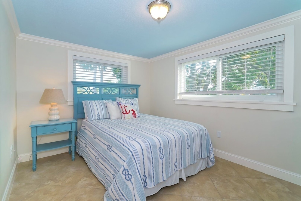 Ebb Tide 3 Bedroom Home by RedAwning