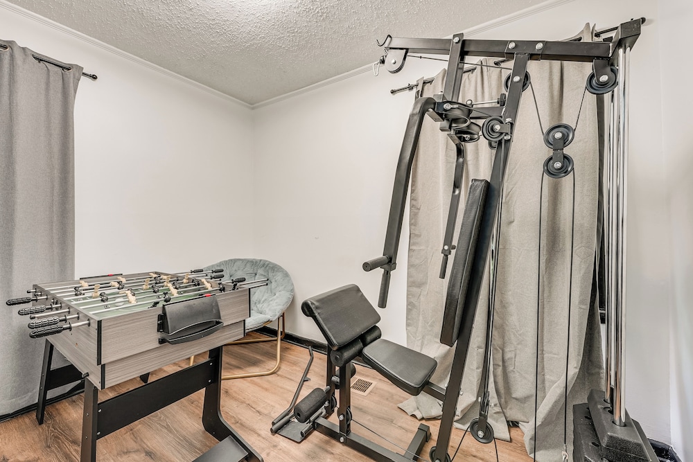 5 Mi to Town: Pet-friendly Retreat in Marietta!